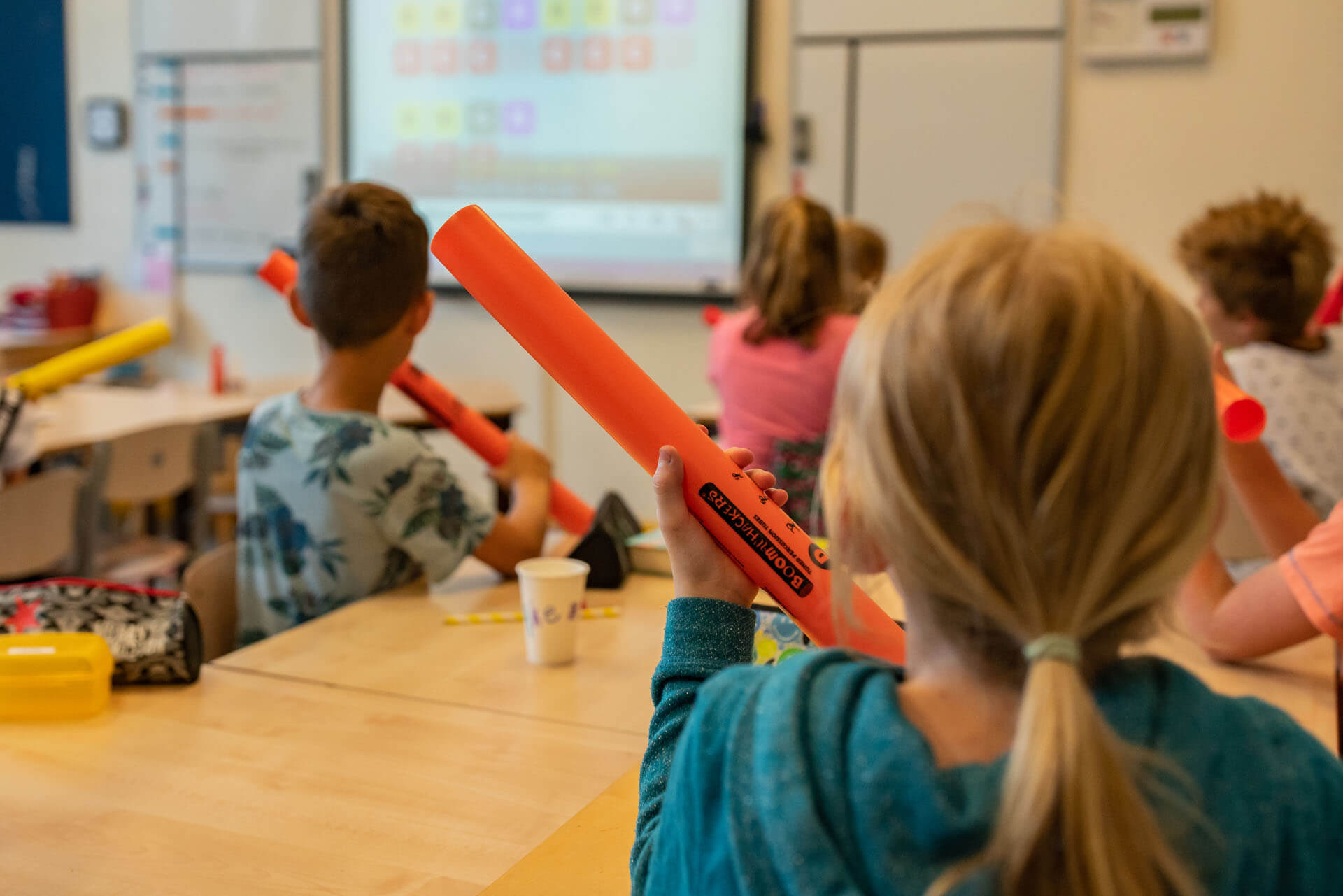 Meisje kijkend naar bord